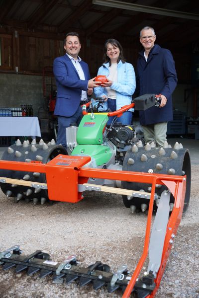 Michelangelo Liccione von der Sparkasse Offenburg/Ortenau überreichte  Wirtschaftsförderin Nadine Meier und Bürgermeister Christoph Lipps symbolisch ein Sparschwein als Zeichen der Förderung des kommunalen Steillagen-Mähgeräts. Fotos: Denise Burkart/Stadt Oberkirch