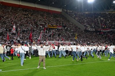 Freiburger Fans feiern im Europa-Park Stadion den Finaleinzug
