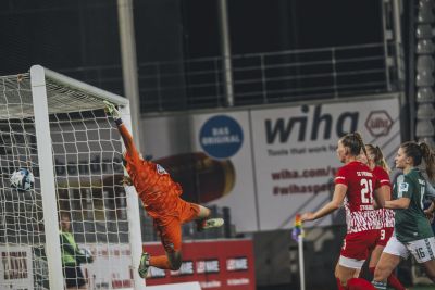 SC Freiburg gegen Werder Bremen. Mit einem 2:1-Sieg (0:1) holen die SC-Frauen am dritten Spieltag den ersten Dreier der Saison.
