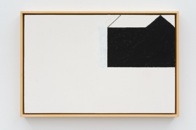 Horst Antes, Schwarzes Haus mit weißem Dach 1, 2009, Zeichenkohle und Acryl auf Sperrholz, 37,5 x 58 cm, zu sehen in der Galerie meyer riegger, Courtesy the artist and Meyer Riegger Foto: MR