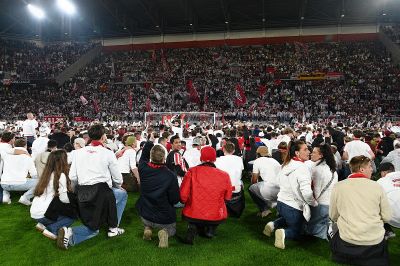 Freiburger Fans feiern im Europa-Park Stadion den Finaleinzug