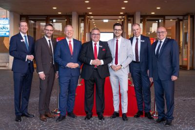 Philipp Plath (Vorstandsmitglied),Oberbürgermeister Michael Schmieder (Waldkirch), Dr. Matthias Neth, Präsident des Sparkassenverbands Baden-Württemberg, Daniel Zeiler (Vorstandvorsitzender), Oberbürgermeister Martin Horn (Freiburg), Daniel Rigl (stv. Vorstandsvorsitzender), Oberbürgermeister Stefan Schlatterer (Emmendingen)