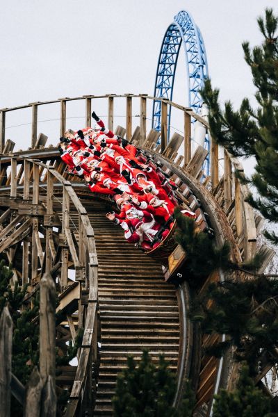 Die Teilnehmenden des Weihnachtsmann-Treffens in der Holzachterbahn „WODAN – Timburcoaster“