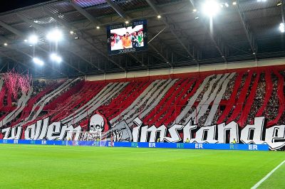 Die Fans des SC haben die Mannschaft mit einer beeindruckenden Choreographie unterstützt, die für eine großartige Stimmung im Stadion sorgte.