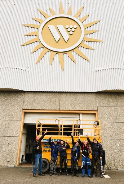 Fingerzeig nach getaner Montageleistung des eigenen BWK-Technikteams