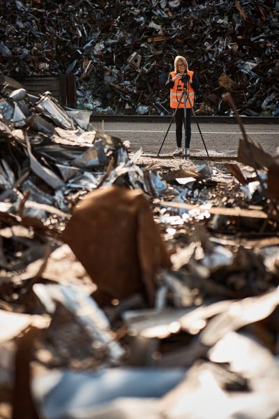 Gabriele Engelhardt beim Fotografieren im Hafen