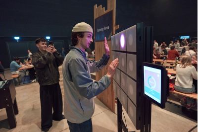 Reaktionstest: Die IHK hatte beim „Meilenstein 2025“ zahlreiche Gaming-, Video- und Fotoattraktionen aufgebaut