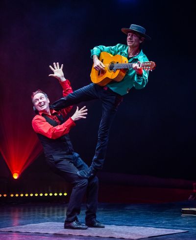 Mit einer rasanten Darbietung aus Jonglage, Akrobatik, Musik und Comedy begeistert das Duett Complett aus Freiburg das Publikum