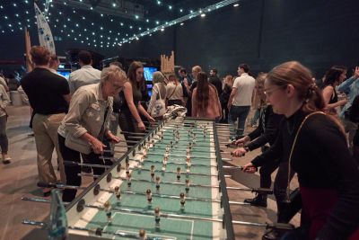 Partyspaß: Ein extralanger Tischkicker darf beim „Meilenstein 2025“ natürlich nicht fehlen.