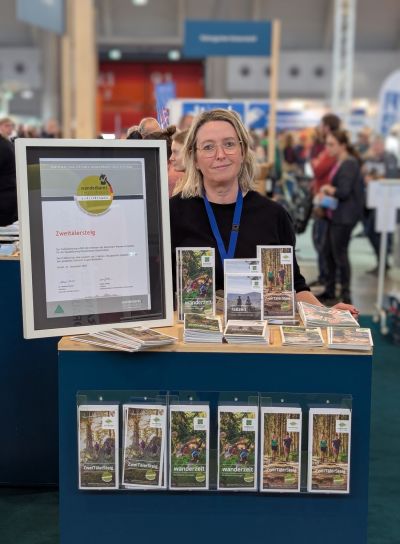 Birgit Deubler (ZTL) am Stand auf der Fahrrad- & WanderReisen