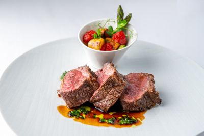 Als Hauptgang verwöhnte ein zartes Picanha vom Rind kombiniert mit Sauerkleewurzel, Grillgemüse und Chimichurri