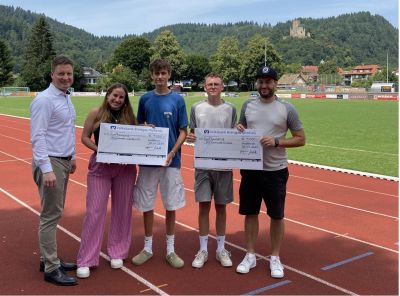 Spendenübergabe in Waldkirch von Alexander Wehrle, Leiter Unternehmenskundenbetreuung der Volksbank an Helena Tömke und Noah Fackler von den Ministranten Waldkirch und an Tom Schultes und Sebastian Probst vom JFV Eintracht Elztal (v.l.n.r.).