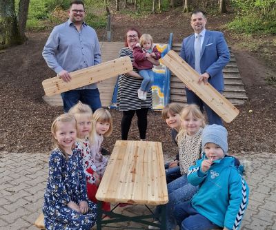 Im Kath. Kindergarten Daniel Vollmer (l.) mit Kita-Leiterin Miriam Sedelmaier und Ortsvorsteher Florian Bähr (rechts)