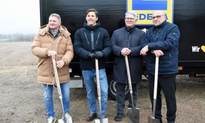EDEKA-Kaufleute Uwe, Gerd und Dr. Maximilian Kohler und Oberbürgermeister Stefan Schlatterer