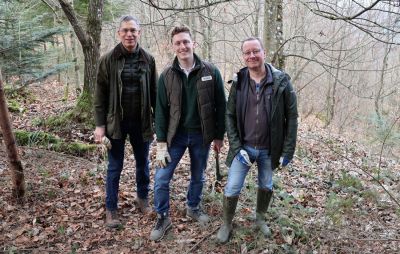 Waren im Wald eingeteilt: Der gastgebende Sexauer Bürgermeister Hendrik Mench (Mitte), Landrat Hanno Hurth (links) und Gutachs Bürgermeister Sebastian Rötzer.