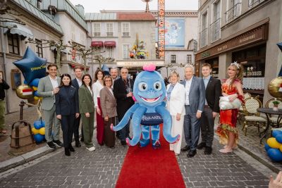 Die Inhaberfamilie Mack gemeinsam mit dem Rulantica Maskottchen Snorri bei der Premiere des neuen 4D-Films „SNORRI 4D - Catch Me If You Candy“