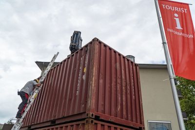Vor der Tourist-Information stehen zwei der 20 Schiffscontainer, auf denen großformatige Fotografien der Künstlerin Gabriele Engelhardt zu sehen sein werden.