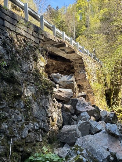 An der L 148 im Wehratal ist eine Stützmauer eingebrochen – der Schaden ist von der Fahrbahn aus nicht sichtbar. Quelle: Regierungspräsidium Freiburg