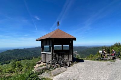 Grandiose Ausblicke für Radfahrer wie hier an der Schweizerkopfhütte garantieren ein erlebnisreiches Fahrvergnügen