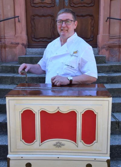 Orgelkoch Suggenbad mit Brecht-Drehorgel