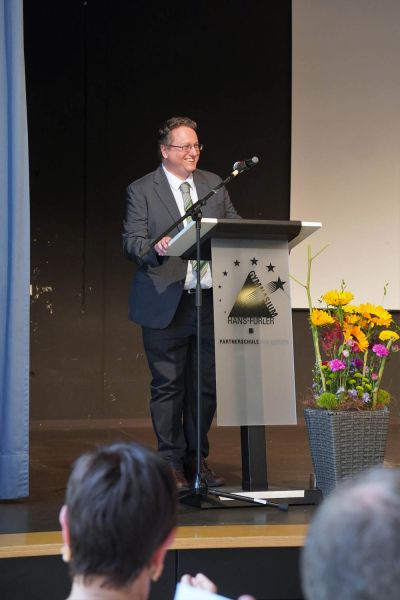 Oberstudiendirektor Ingo Kruse begrüßte die Gäste zur Feierstunde anlässlich des 50-jährigen Bestehens des Hans-Furler-Gymnasiums.