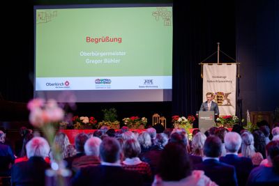 Oberbürgermeister Gregor Bühler begrüßte die Gäste beim Staatsempfang im Rahmen des Baden-Württemberg-Tags in der Erwin-Braun-Halle. Foto: Stadt Oberkirch / Fotograf: Michael Rosenstiel