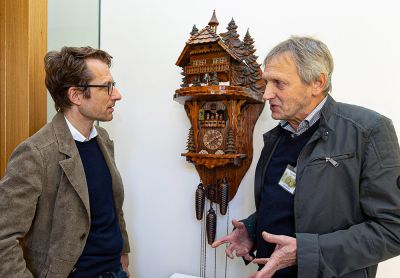 HTG-Geschäftsführer Patrick Schreib lässt sich im Kloster-Museum St. Märgen von Josef Saier, einem der Kuratoren der Sonderausstellung „Auf der Pirsch“, informieren