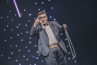 Moderator Erasmus Stein mit einer Mischung aus Witz und Magie