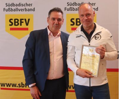 Bernd Zwigart,  bekam die Verbandsehrenurkunde von Arno Heger überreicht