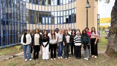 Ausbildungsstart in der Pflege: Ein Teil der neuen Auszubildenden vor der Akademie für Medizinische Berufe. Bildquelle: Universitätsklinikum Freiburg