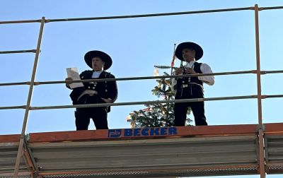 Zimmermeister Michael Ohnemus (Rendler Mingolla) und sein Kollege Dominik Wagner beim Richtspruch (v.l.).