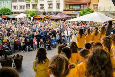 Das Bühnenprogramm brachte Musik, Begegnung und viele Besucherinnen und Besucher auf den Marktplatz.  Foto: Stadt Oberkirch / Fotograf: Michael Rosenstiel