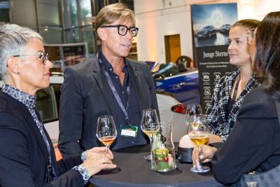 Schwarzwaldbotschafter Hansy Vogt und Ehefrau Petra (links) beim Gedankenaustausch mit Gästen des Netzwerkabends