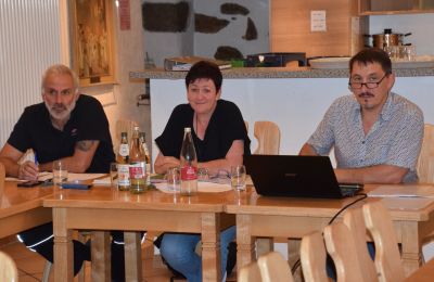 Andreas Klausmann (von rechts), Susanne Klausmann und Michael Bayer haben die Fäden über den Weihnachtsmarkt und Weihnachtsdorf in ihren Händen.