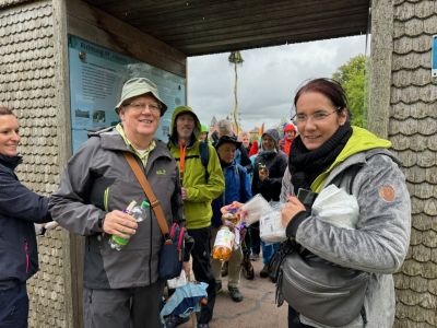 Zum Wanderopening gibt es Regenschutz und Verpflegung