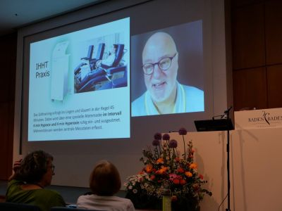 Der renommierte Prof. Dr. rer. nat. Stefan Hockertz hielt über Video-Live-Schaltung zwei Vorträge über Permakrisen und das Zusammenspiel von Psyche, Nerven- und Immunsystem.