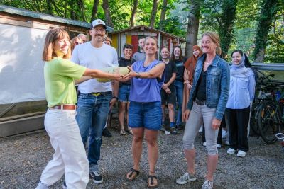 Übergabe der Trikots durch JobRad-Mitarbeiterin Lilian Áts (links)  an Haus197 mit Leiter Dirk Beha (2.v.l.).