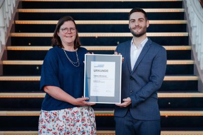Förderpreis der Stiftung junges Handwerk (v.l.n.r.): Julia Fellmann, Leiterin der Geschäftsstelle der Stiftung junges Handwerk, und der Preisträger, Feinwerkmechanikermeister Tobias Brückner aus Ebringen