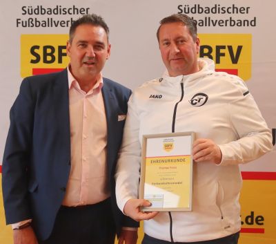 Thomas Fross erhält die silberne Verbandsehrennadel überreicht von Arno Heger