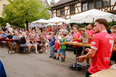 Gut besucht war die Mannschaftsvorstellung des Bahlinger SC am Mittwochabend in der Ortsmitte.