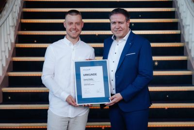 Förderpreis der SIGNAL IDUNA Gruppe (v.l.n.r.): Der Preisträger, Metallbauermeister David Pfeffer aus Hohberg und Udo Claßen, Gebietsdirektor SIGNAL IDUNA Gruppe Freiburg.