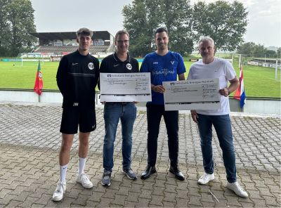 Spendenübergabe in Emmendingen von Ingo Schleif, Leiter Firmenkundenbetreuung der Volksbank (Zweiter von rechts) an Jannis Wiedel und Dominik Falk vom Fußballclub Emmendingen und an Frank Zimmermann von der Spielgemeinschaft Freiamt Ottoschwanden (v.l.n.r.).