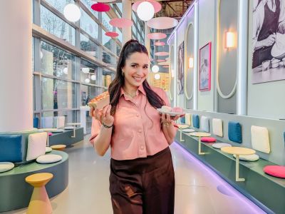 Food-Creatorin Sally präsentiert die Köstlichkeiten, die ab sofort in ihrem Café auf alle Europa-Park Besucher warten