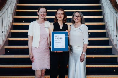 Förderpreis des Zonta Club Offenburg e.V. (v.l.n.r.): Anja Kreutzer, Präsidentin des Zonta Club Offenburg e.V., die Preisträgerin, Maler- und Lackierermeisterin Elodie Limare aus Wolfach, und Simone Labiche, Vizepräsidentin des Zonta Club Offenburg e.V.