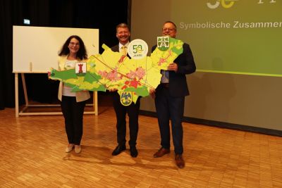 v. l. n. r.: Pamela Otteni-Hertwig (Ortsvorsteherin Urloffen) , Bürgermeister Viktor Lorenz und Klaus Sauer (Ortsvorsteher Nesselried) bei der symbolischen Zusammenführung der Ortsteile