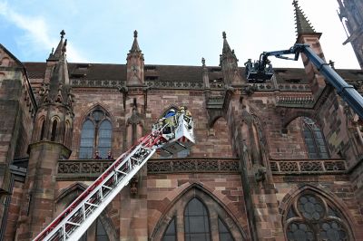 Tausende Blicke auf das Freiburger Münster: Feuerwehr meistert spektakuläre Großübung zum 175. Jubiläum / Andreas Braun