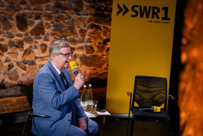 Willi Stächele war im Rahmen des Baden-Württemberg-Tags bei „SWR1 Leute“ im freche hus zu Gast.  Foto: Stadt Oberkirch / Fotograf: Michael Rosenstiel