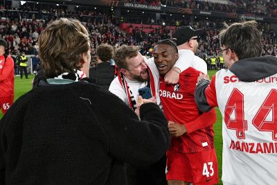 Freiburger Fans feiern im Europa-Park Stadion den Finaleinzug
