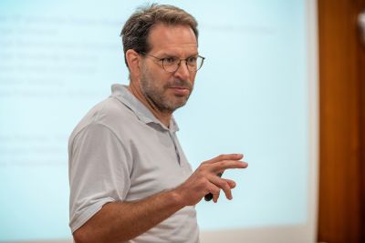 Chefarzt Götz Burgard beim Patientenvortrag in der Reha-Klinik Hausbaden (© DR.SPANG Reha-Kliniken)