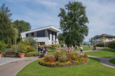 Wohnideen entdecken und den Erlenpark genießen: Die Ausstellungshäuser in der World of Living zeigen unterschiedliche Architektur-, Wohn- und Einrichtungskonzepte und laden zum Erkunden ein.